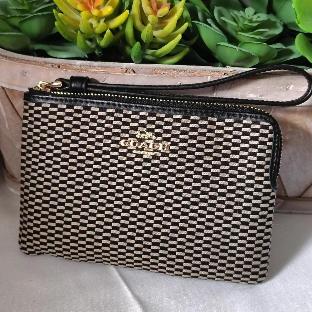 👛Coach Legacy Corner Zip Wristlet F13311 NWOT - Picture 2 of 9